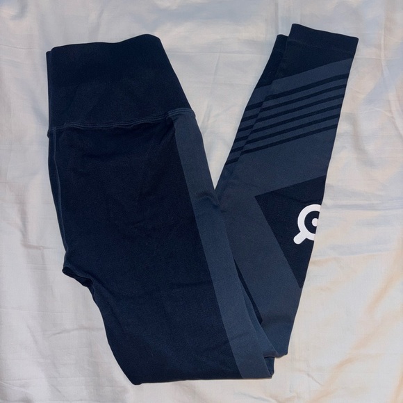 Peloton Leggings Women’s Blue Chevron High Rise Workout Logo Pants - Picture 2 of 10